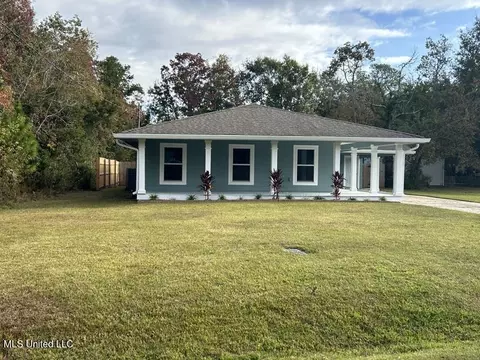 122 Lakeside Dr, Waveland, MS 39576