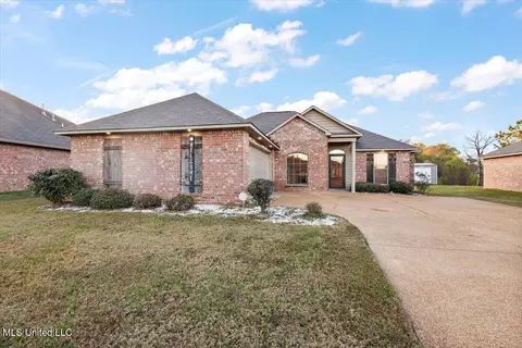 608 Carson Dr, Byram, MS 39272