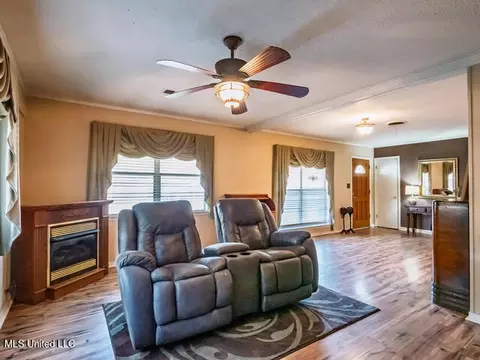 Living - 218 Edwin Cir, Sardis, MS 38666 photo 4 of 5