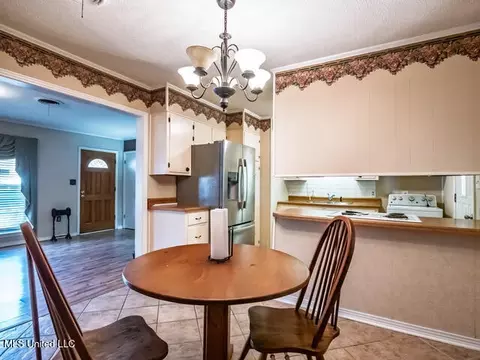 Dining - 218 Edwin Cir, Sardis, MS 38666 photo 2 of 2