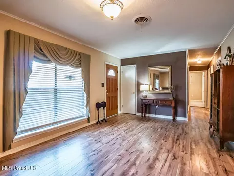 Living - 218 Edwin Cir, Sardis, MS 38666 photo 2 of 5