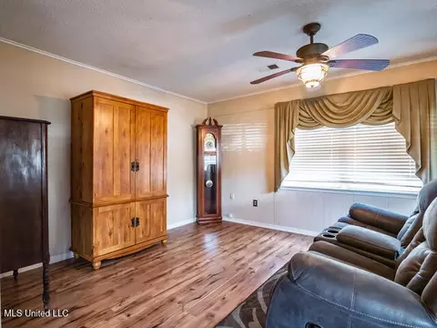 Living - 218 Edwin Cir, Sardis, MS 38666 photo 3 of 5