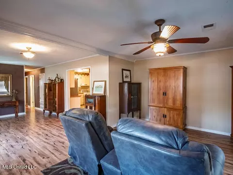 Living - 218 Edwin Cir, Sardis, MS 38666 photo 5 of 5