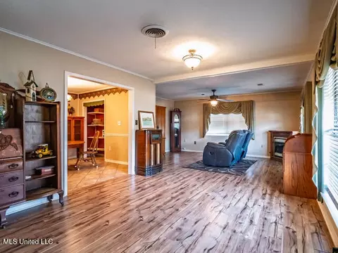 Living - 218 Edwin Cir, Sardis, MS 38666 photo 1 of 5