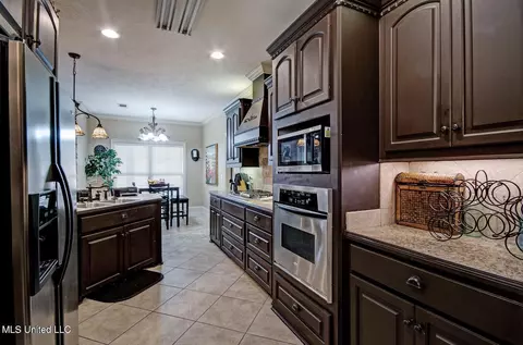 Kitchen - 913 Sea Turtle Cv, Brandon, MS 39047 photo 3 of 3