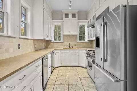 Kitchen - 923 Pinehurst Pl, Jackson, MS 39202 photo 2 of 3