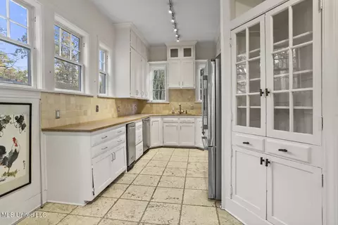 Kitchen - 923 Pinehurst Pl, Jackson, MS 39202 photo 1 of 3