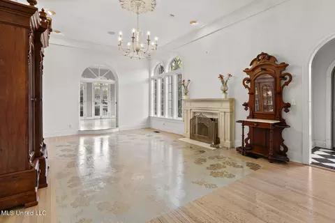 Living - 923 Pinehurst Pl, Jackson, MS 39202 photo 2 of 5