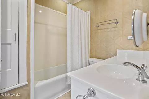 Bath - 923 Pinehurst Pl, Jackson, MS 39202 photo 3 of 6