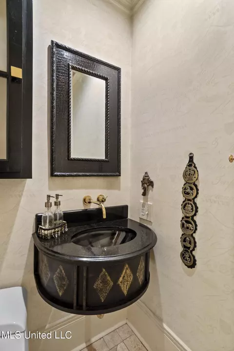 Bath - 923 Pinehurst Pl, Jackson, MS 39202 photo 1 of 6