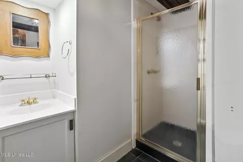 Bath - 923 Pinehurst Pl, Jackson, MS 39202 photo 6 of 6