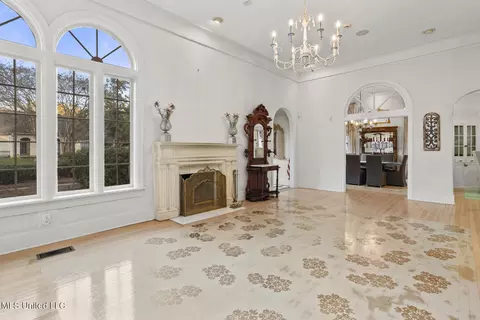 Living - 923 Pinehurst Pl, Jackson, MS 39202 photo 1 of 5