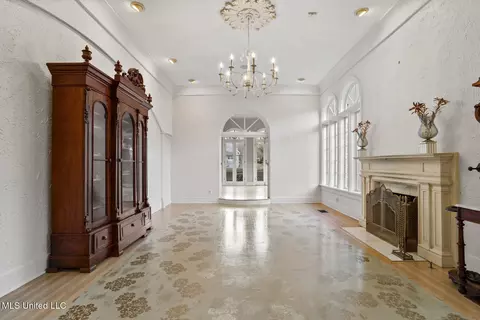 Living - 923 Pinehurst Pl, Jackson, MS 39202 photo 3 of 5