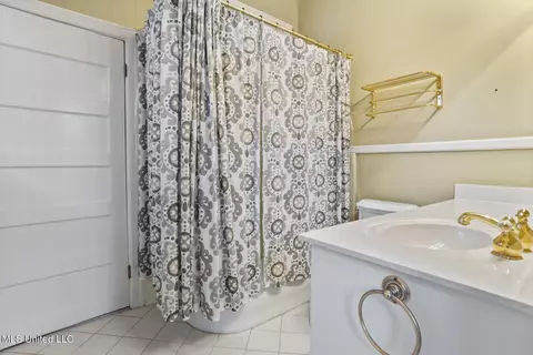 Bath - 923 Pinehurst Pl, Jackson, MS 39202 photo 5 of 6