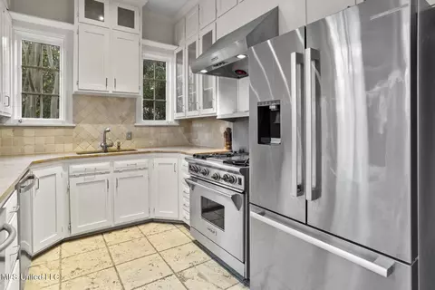 Kitchen - 923 Pinehurst Pl, Jackson, MS 39202 photo 3 of 3