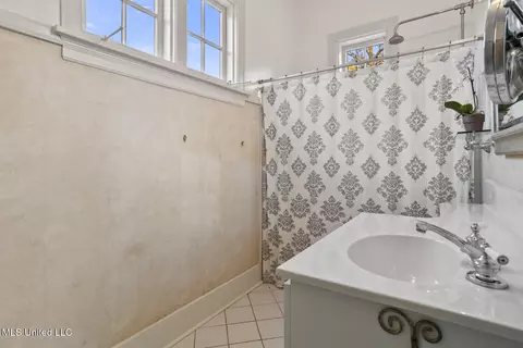 Bath - 923 Pinehurst Pl, Jackson, MS 39202 photo 4 of 6