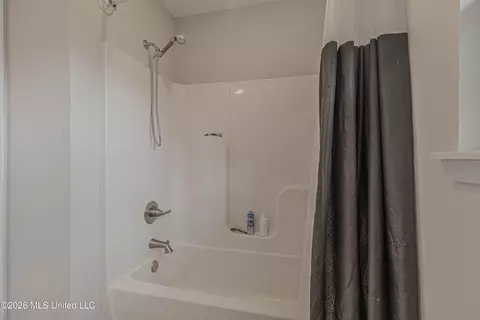Bath - 640 Statesman Dr, Byram, MS 39272 photo 4 of 4