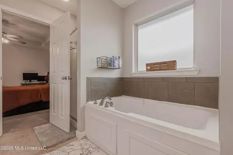 Bath - 640 Statesman Dr, Byram, MS 39272 photo 2 of 4