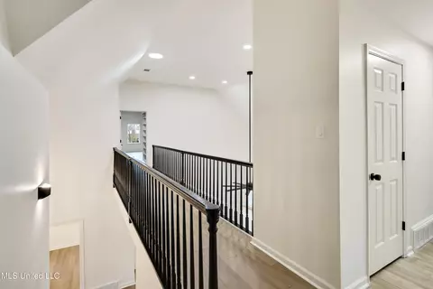 Entry Way - 5155 Rolling Pine Cir, Olive Branch, MS 38654 photo 3 of 4