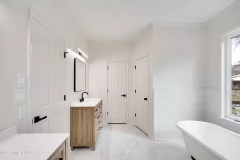 Bath - 5155 Rolling Pine Cir, Olive Branch, MS 38654 photo 4 of 7