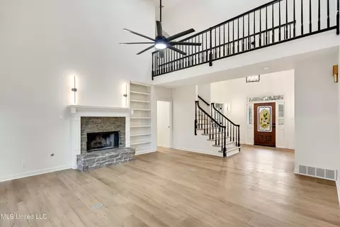 Living - 5155 Rolling Pine Cir, Olive Branch, MS 38654 photo 2 of 3
