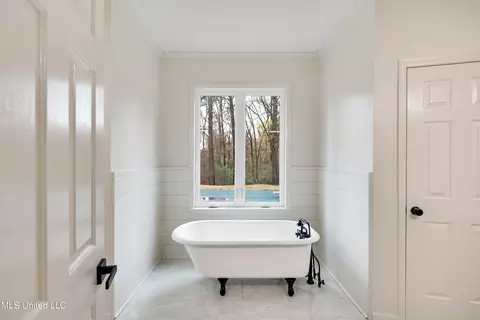Bath - 5155 Rolling Pine Cir, Olive Branch, MS 38654 photo 2 of 7