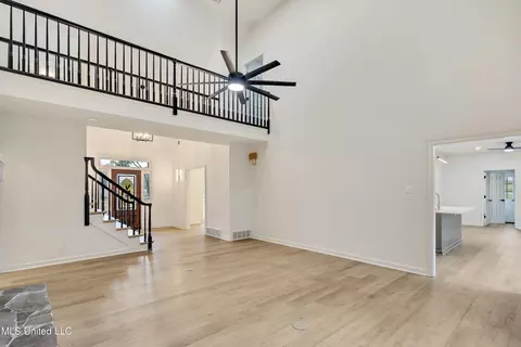 Living - 5155 Rolling Pine Cir, Olive Branch, MS 38654 photo 3 of 3