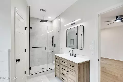 Bath - 5155 Rolling Pine Cir, Olive Branch, MS 38654 photo 3 of 7