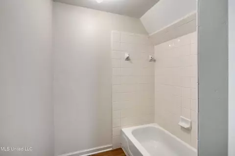 Bath - 5155 Rolling Pine Cir, Olive Branch, MS 38654 photo 7 of 7