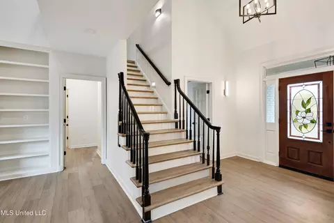 Entry Way - 5155 Rolling Pine Cir, Olive Branch, MS 38654 photo 2 of 4