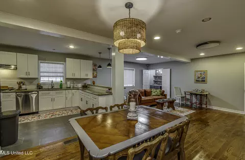 Dining - 4407 Forest Park Dr, Jackson, MS 39211 photo 4 of 6