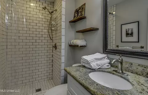 Bath - 4407 Forest Park Dr, Jackson, MS 39211 photo 2 of 4