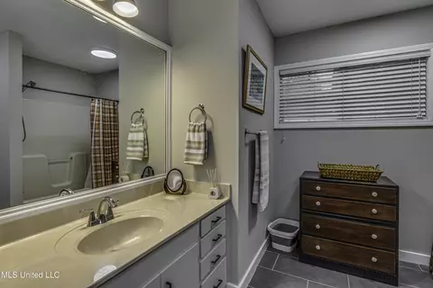 Bath - 4407 Forest Park Dr, Jackson, MS 39211 photo 1 of 4