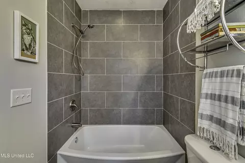 Bath - 4407 Forest Park Dr, Jackson, MS 39211 photo 4 of 4