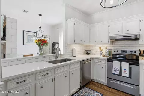 Kitchen - 348 Mockingbird Ln, Madison, MS 39110 photo 4 of 4