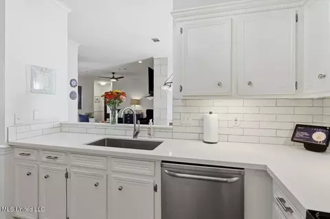 Kitchen - 348 Mockingbird Ln, Madison, MS 39110 photo 2 of 4