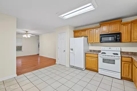 Kitchen - 5060 Byhalia Rd, Hernando, MS 38632 photo 2 of 2
