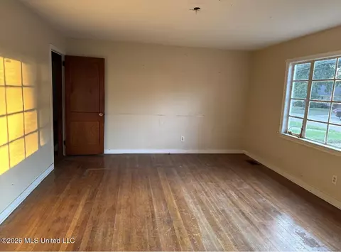 Living - 1004 Voorhees Ave, Jackson, MS 39209 photo 3 of 4
