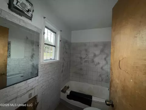 Bath - 1004 Voorhees Ave, Jackson, MS 39209 photo 3 of 6