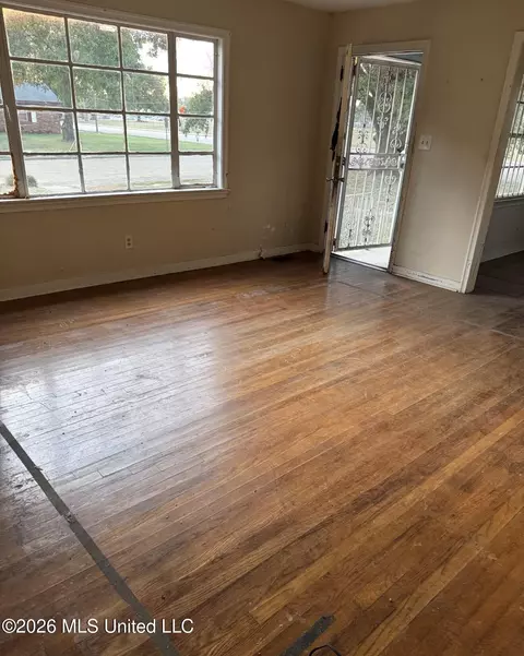 Living - 1004 Voorhees Ave, Jackson, MS 39209 photo 2 of 4