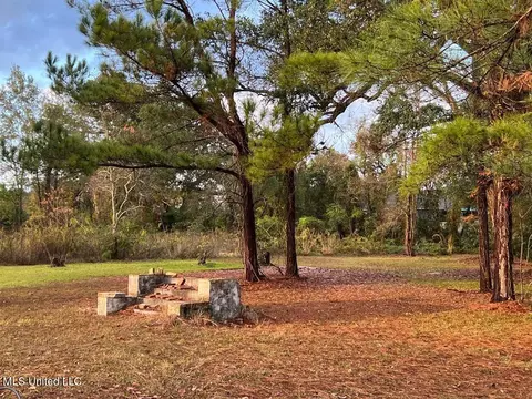 320 Coleman Ave, Waveland, MS 39576