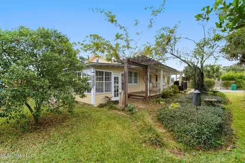 321 State St, Bay Saint Louis, MS 39520