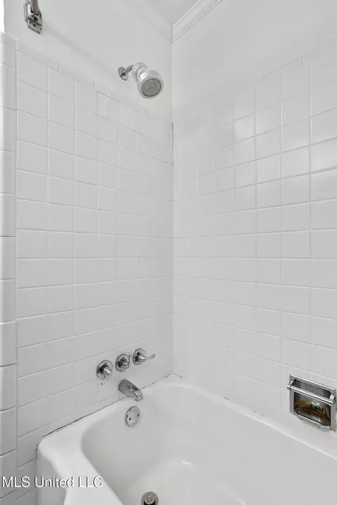 Bath - 3726 Greenwich St, Jackson, MS 39216 photo 2 of 4