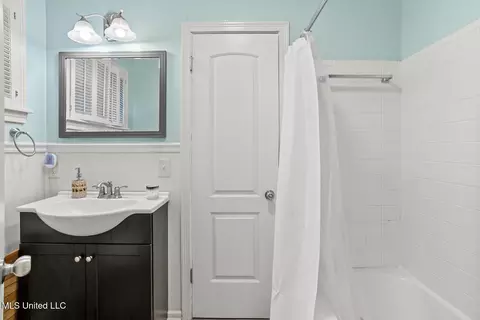 Bath - 3726 Greenwich St, Jackson, MS 39216 photo 3 of 4