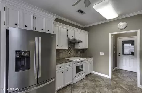 Kitchen - 133 Pavilion Dr, Brandon, MS 39042 photo 3 of 8