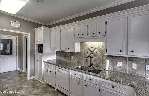 Kitchen - 133 Pavilion Dr, Brandon, MS 39042 photo 4 of 8