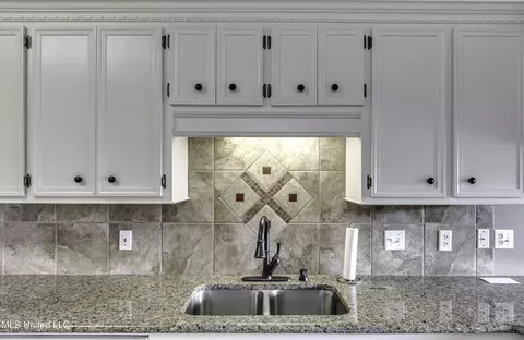 Kitchen - 133 Pavilion Dr, Brandon, MS 39042 photo 5 of 8