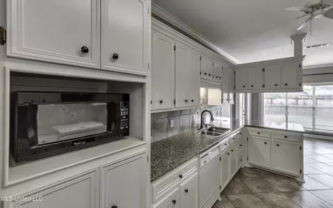 Kitchen - 133 Pavilion Dr, Brandon, MS 39042 photo 8 of 8