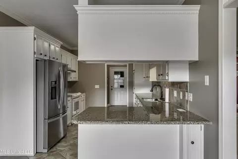 Kitchen - 133 Pavilion Dr, Brandon, MS 39042 photo 2 of 8