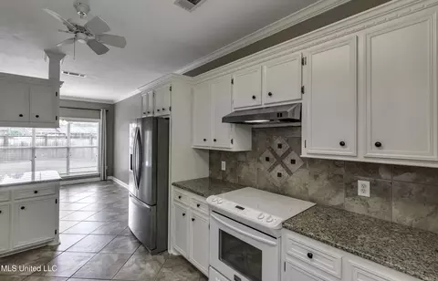 Kitchen - 133 Pavilion Dr, Brandon, MS 39042 photo 7 of 8